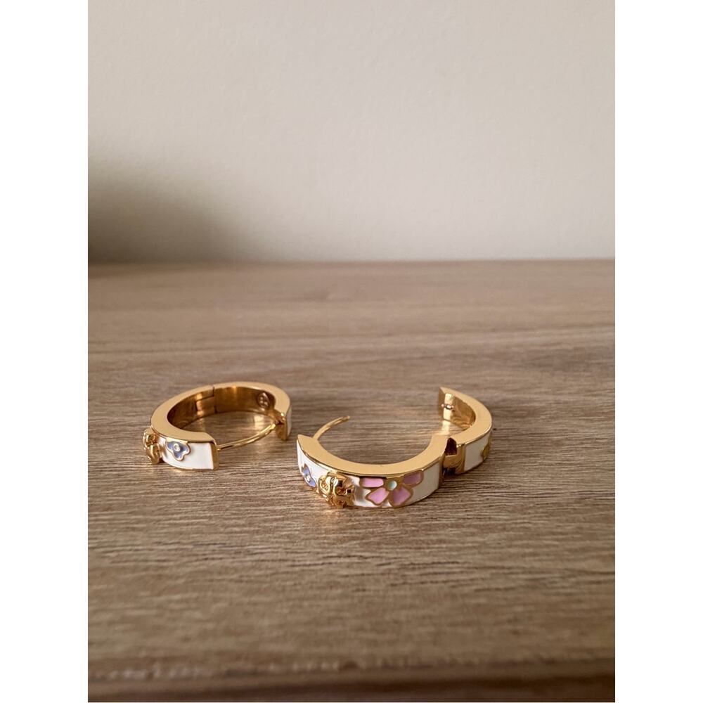 New Tory Burch Floral Enamel Logo Hoop Earrings Gold White Pink Blue - Picture 8 of 9